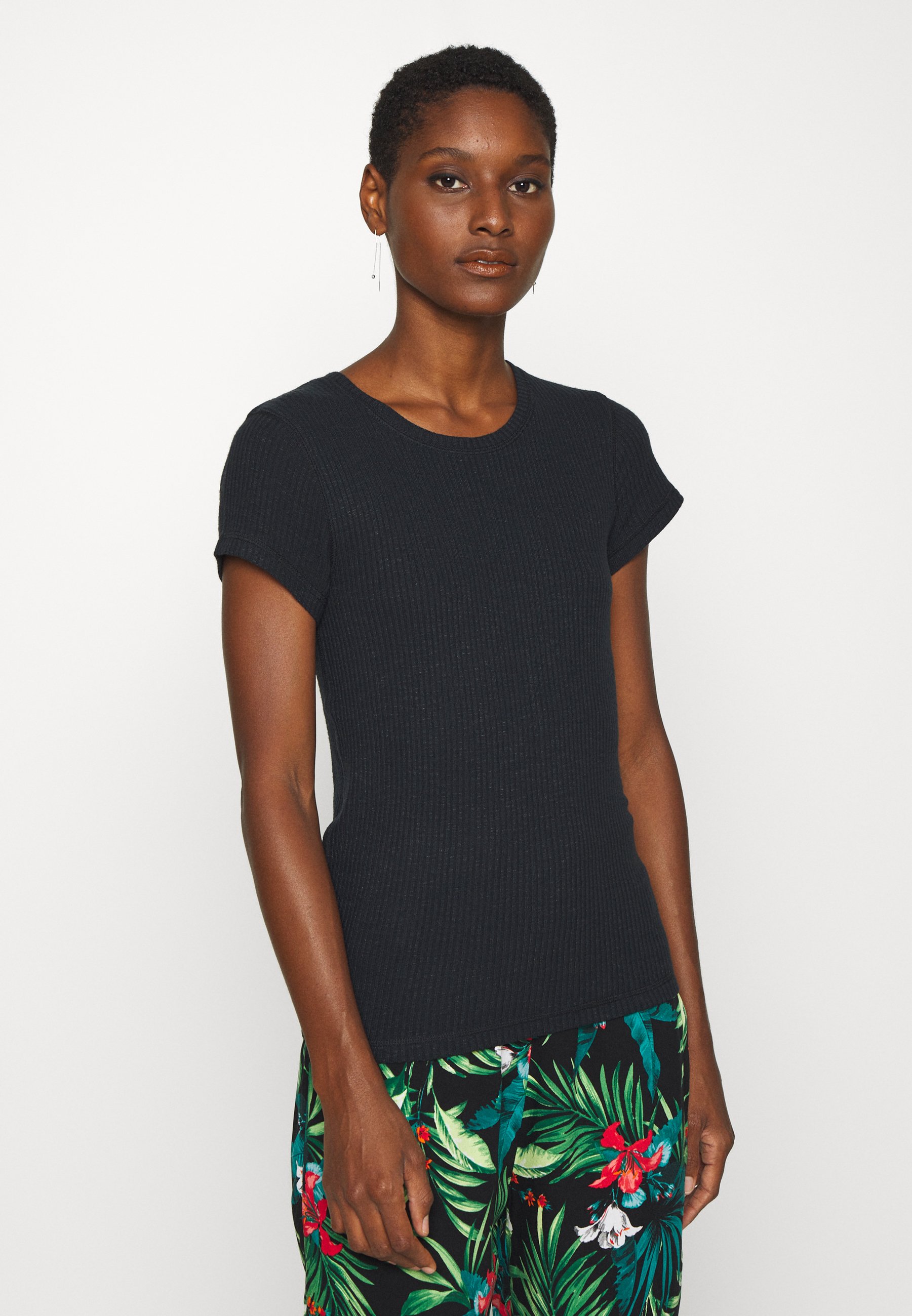Abercrombie & Fitch SLIM TEE T shirts black Zalando.no Abercrombie & Fitch SLIM TEE - T-shirts - black