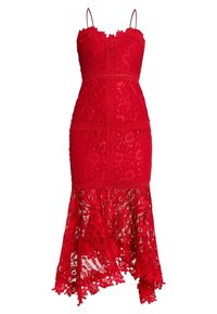 Robe en dentelle rouge avec des bretelles spaghetti, motifs floraux complexes, corsage ajusté et ourlet froncé asymétrique.