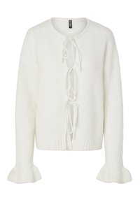 Suéter blanco de punto con un escote redondo, que presenta un cierre tipo lace-up en el frente y puños acampanados. La textura parece suave y acogedora.
