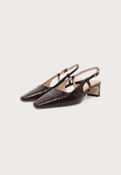Paire d'escarpins slingback en cuir marron foncé à motif crocodile, bouts pointus et talons bas carrés, positionnés côte à côte.