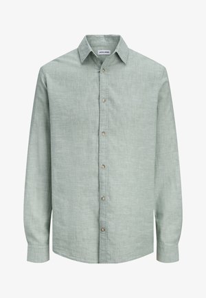 Chemise à manches longues pour hommes en lin vert clair avec col et étiquette de marque à l'intérieur du col.