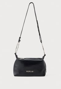 Bolso de mano de imitación cuero negro con forma redondeada, que presenta una cremallera plateada, una correa ajustable y el logo "REPLAY" en letras metálicas.