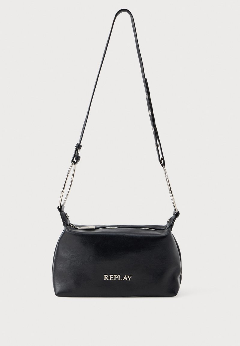 Bolso de mano de imitación cuero negro con forma redondeada, que presenta una cremallera plateada, una correa ajustable y el logo "REPLAY" en letras metálicas.