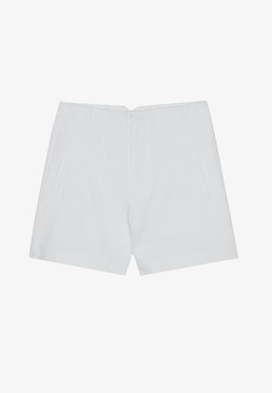 Białe szorty o dopasowanym kroju, z płaskim przodem, dwoma bocznymi kieszeniami i prostym wykończeniem. Wykonane z gładkiego materiału bez widocznych wzorów.