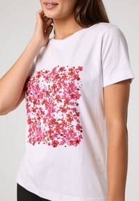 QUIOSQUE Triko s potiskem - white