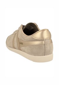Sneaker in suede beige con dettagli dorati, caratterizzato da una finitura testurizzata, punta rotonda, collare imbottito e suola in gomma bianca. Logo Gola esposto.