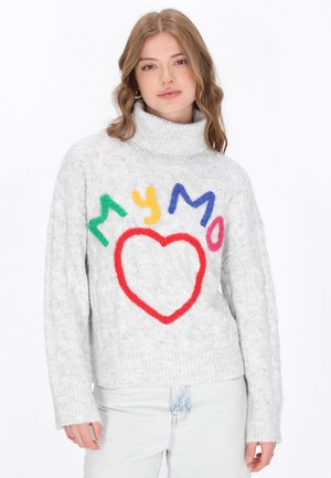 Grauer gestrickter Pullover mit hohem Kragen, der bunte Filzschriftzüge "MYMO" und ein rotes Herzdesign zeigt. Mit Kabelstrickstruktur und gerippten Bündchen.