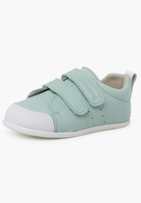 Scarpa per bambini verde chiaro con due cinturini in velcro, punta in gomma bianca e dettagli perforati sui lati. Materiale morbido con finitura testurizzata.