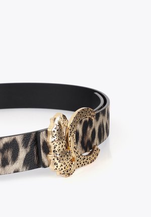 Ceinture imprimé léopard noir et marron avec une boucle dorée en forme de tête de léopard et la lettre C avec des taches noires.