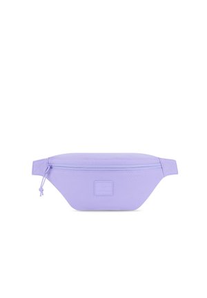 Sac banane en tissu violet clair avec une poche avant zippée et des sangles latérales réglables, présenté sur un fond blanc.