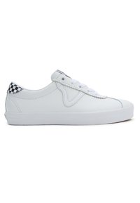 Fehér sneaker sima bőr felsőrésszel, fűzős záródással és kockás díszítéssel a saroknál. Lapos gumi talp kontrasztos varrással.