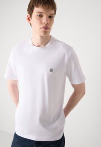 BOSS TEE - Jednoduché tričko - white