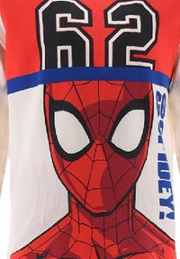 Rot-weiße T-Shirt mit einem großen Spiderman-Grafikdesign, mit schwarzen Umrissen und blauen Akzenten. Die Nummer "62" ist darüber abgebildet.