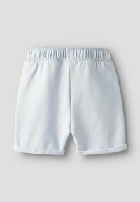Shorts azzurri chiari realizzati in tessuto morbido, con vita elastica, orli arrotolati e una superficie liscia. Vista posteriore, senza tasche.