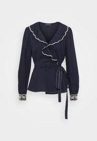 Mörkblå omslagsblus med långa ärmar, ryschkrage kantad med vit spets, broderade ärmslut och snörning i midjan.