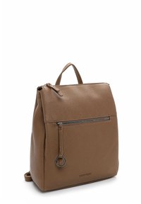 Pruun nahast seljakott tekstureeritud viimistlusega, peamine klapiosa tõmblukuga, esikott tõmblukuga ning ülemine käepide kandmiseks.