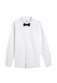 Camisa blanca de manga larga con botones y cuello puntiagudo, acompañada de una pajarita negra. Presenta un bolsillo en el pecho y una textura suave y delicada.