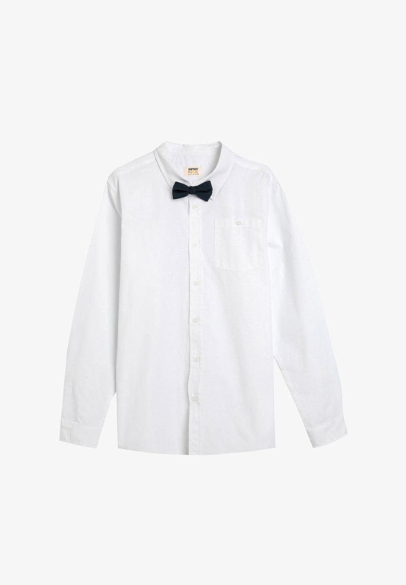 Camisa blanca de manga larga con botones y cuello puntiagudo, acompañada de una pajarita negra. Presenta un bolsillo en el pecho y una textura suave y delicada.