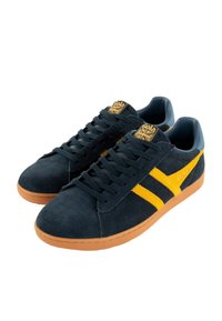Navy-blaue Wildledersneaker mit gelben Streifen und orangen Gummisohlen. Zu den Merkmalen gehören schwarze Schnürsenkel und ein Logo auf der Zunge.