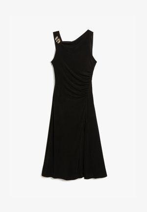 Vestido negro sin mangas con un diseño drapeado, que presenta fruncidos laterales y un hardware de acento dorado en el hombro. Tejido suave y de longitud hasta la rodilla.