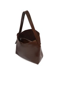 Borsa tote in pelle marrone con ampia apertura superiore, tracolla singola e tasca interna con zip. Texture liscia e design minimalista.