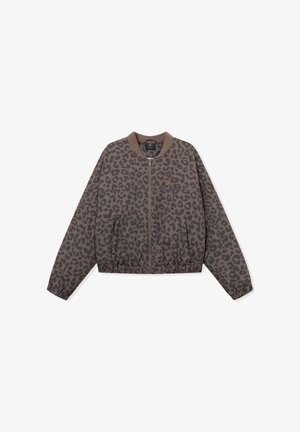 Cazadora bomber con estampado de leopardo en marrón y gris oscuro, con cremallera frontal, cuello de canalé, puños y cintura elásticos, extendida sobre fondo blanco.