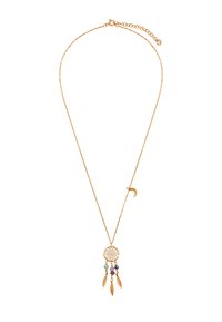 Złoty naszyjnik z zawieszką w kształcie łapacza snów, z trzema zwisającymi piórami i kolorowymi koralikami w odcieniach niebieskiego, zielonego i fioletowego.