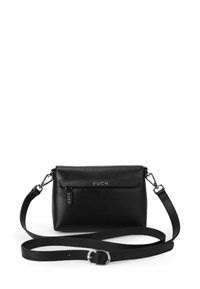 Černá kožená crossbody taška s jemnou texturou, přední kapsa na zip, nastavitelný popruh a stříbrné kovové detaily. Viditelné logo VUCH.