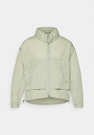 Vaaleanvihreä, kevyt takki, jossa on korkea kaulus, edessä vetoketju, kaksi sivutaskua ja säädettävä helma. Sujuva pinta ja rento istuvuus.