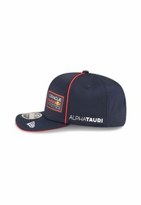 Marineblaue Kappe mit roten Akzenten, bestickt mit den Logos "Oracle Red Bull Racing" und "AlphaTauri". Strukturiertes Design mit flachem Schirm.