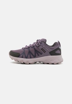 Scarpe da trekking leggere di colore viola, con tomaia in rete, dettagli neri, suola imbottita e battistrada robusto per una buona trazione.