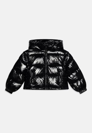 Veste en duvet noire en matériau brillant et matelassé. Elle possède une capuche, une fermeture éclair à l'avant et deux poches avant avec des poignets élastiques.
