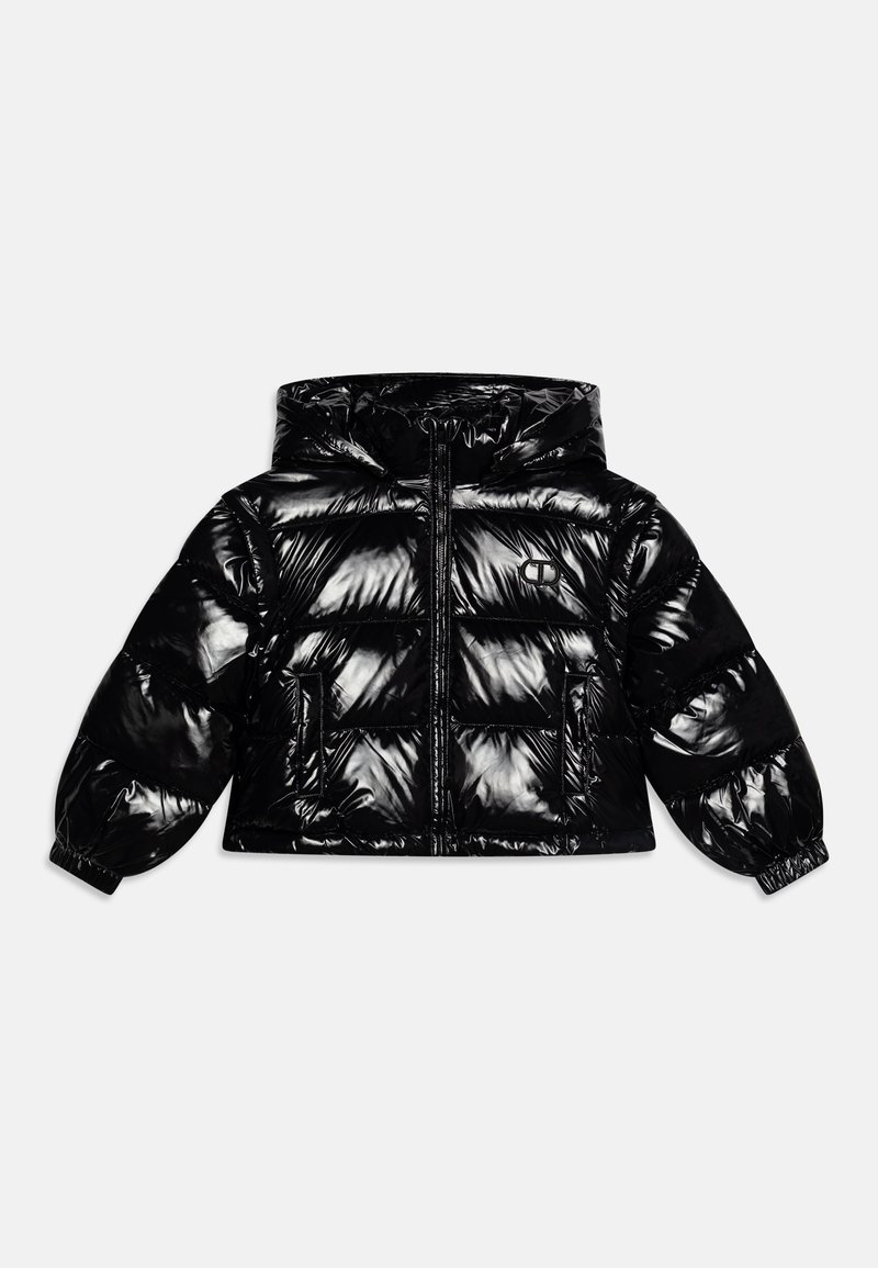 Veste en duvet noire en matériau brillant et matelassé. Elle possède une capuche, une fermeture éclair à l'avant et deux poches avant avec des poignets élastiques.