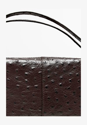 Hnědá kožená kabelka s texturovaným povrchem, zdobená vystouplými tečkami, obdélníkového tvaru a se dvěma tenkými držadly pro nošení.
