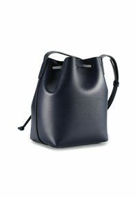 Borsa a secchiello in pelle blu notte con apertura arricciata, texture liscia e tracolla regolabile. Presenta un design minimalista e cuciture sottili.