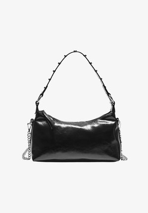 Borsa a mano in pelle nera lucida con tracolla curva decorata da piccoli borchietti e dettagli laterali in catena argentata.