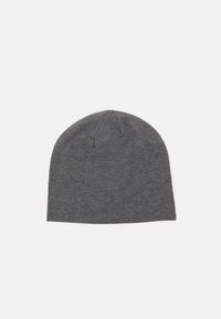 Gorro gris de lana, tejido suave, parte superior redondeada, sin hardware o patrones visibles, diseño sin costuras, adecuado para climas más frescos.