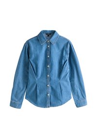 Lichtblauw denimshirt met lange mouwen, knoopsluiting, puntige kraag en zijkanten met plooien voor een aangesloten pasvorm. Zachte textuur met subtiele stikseldetails.