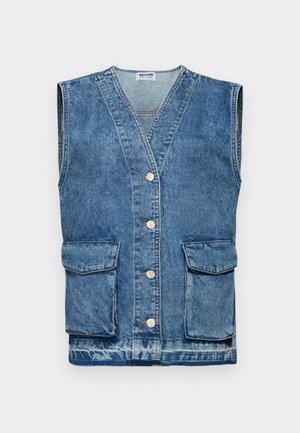 Denimvest i lyseblå, uten ermer med V-hals, fem frontknapper og to frontlommer. Slitt tekstur og falmede områder.