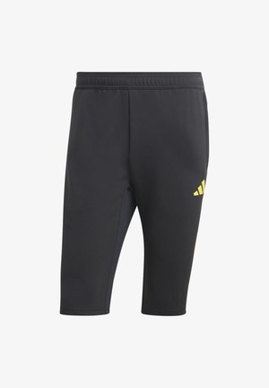 Schwarze knielange Sportshorts mit elastischem Bund und kleinem gelbem Logo am rechten Oberschenkel.