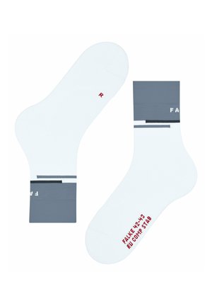 Paar weiße Knöchelsocken mit grauen Bündchen, schwarz-weißen Streifen, rotem Textbranding auf der Sohle und einem roten "R" auf der rechten Sockensohle.