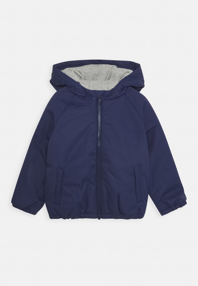 Giacca blu navy con cappuccio foderato grigio, chiusura con zip, polsini elastici e due tasche laterali. Realizzata in materiale leggero e resistente all'acqua.