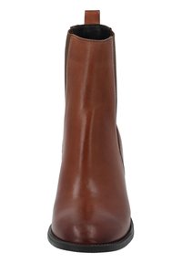 Botas de tobillo de cuero marrón con un acabado suave, paneles elásticos en los laterales y una lengüeta en la parte posterior para facilitar su uso. Suela plana de goma negra.