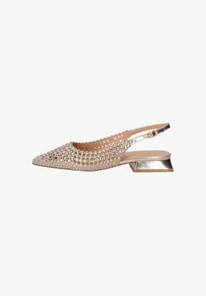 Scarpa slingback con punta affilata e tacco basso a blocco metallico, tomaia in mesh color nudo decorata con strass oro e argento.