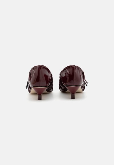 Burgundibarna lakkbőr slingback magassarkúk hegyes orral, redőzött dizájnnal és kis kúpos sarokkal.