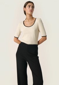 Soaked in Luxury NAIDA TEE - Navadna majica - sandshell