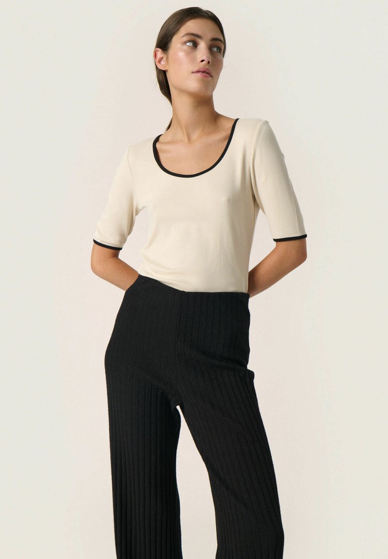 Soaked in Luxury NAIDA TEE - Navadna majica - sandshell