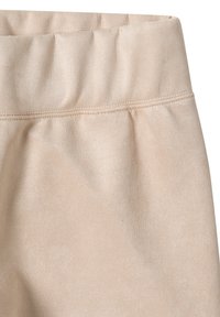 Cintura elastica beige con texture arricciata e tessuto liscio e morbido. Dettagli cuciti visibili lungo la cucitura della cintura.