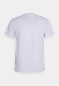 T-shirt lilas à manches courtes en coton, avec un col rond classique et une texture lisse, sans impressions ni détails visibles.