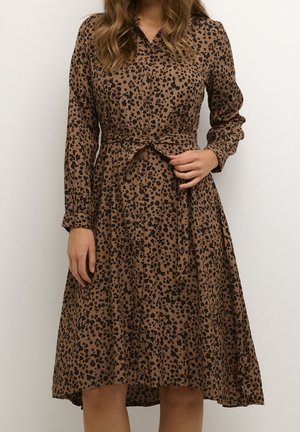 Abito con stampa leopardata marrone, maniche lunghe, fronte con bottoni, vita con cintura e gonna svasata. Realizzato in tessuto leggero e testurizzato.